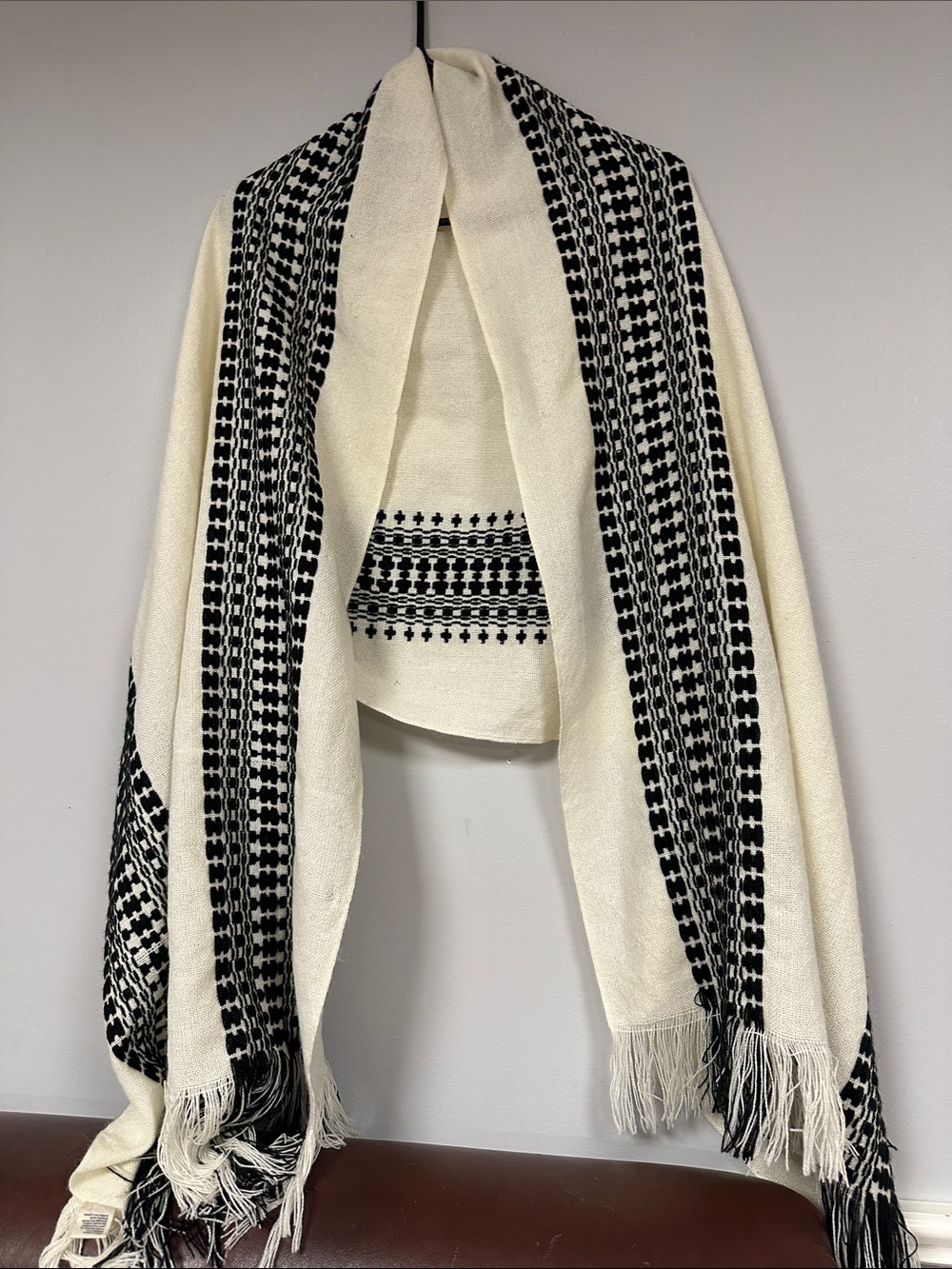 American eagle outfitters Wide 100% acrylic Cream & Black scarf / wrap